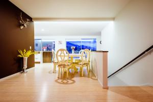 ein Esszimmer und eine Küche mit Tisch und Stühlen in der Unterkunft Queenstown Villa with Amazing Lake Views & floor heating 湖景别墅 & 地暖 in Queenstown