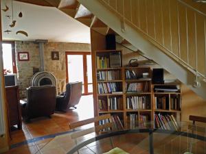 a living room with a book shelf with books at Le Plateau de la Danse in Saint-Victor-sur-Loire