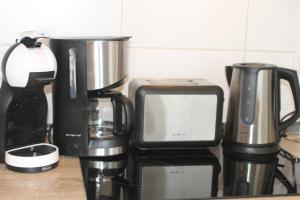 una cafetera y una cafetera en una encimera en 3 Zimmer Ferienwohnung - Woltorf, en Peine