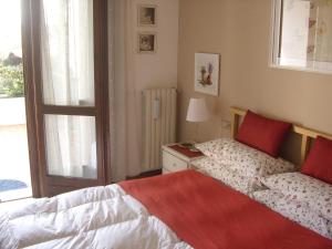 1 dormitorio con 2 camas y ventana en B&B Nautilus, en Puegnago sul Garda