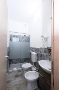 A bathroom at Cortesia 4