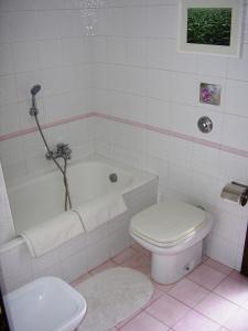 a bathroom with a toilet and a tub and a sink at B&B Nautilus in Puegnago