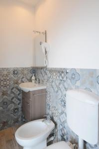 A bathroom at Cortesia 4