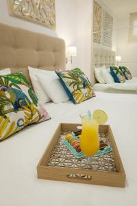 アマドレスにあるElle Ocean Villa Gran Canaria Heated pool Wifiのベッドの上にトレイ(オレンジジュース1杯付)
