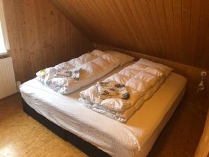 מיטה או מיטות בחדר ב-Vellir Grenivík Home with a View