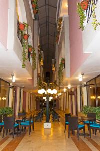 un couloir avec des tables et des chaises dans un bâtiment dans l'établissement Hotel del Paseo Campeche, à Campeche