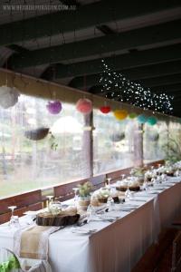 una fila de mesas en un restaurante con mantel blanco en The Bearded Dragon Boutique Hotel en Mount Tamborine