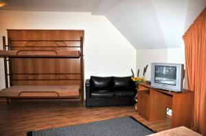 ボロヴェッツにあるTES Royal Plaza Apartmentsのベッドルーム1室(二段ベッド2台、テレビ付)