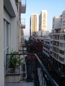 balcón con vistas a una ciudad con edificios en Residencia San Martín en Mar del Plata