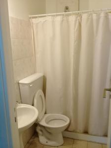 Łazienka z białą toaletą i umywalką w obiekcie Residencia San Martín w mieście Mar del Plata