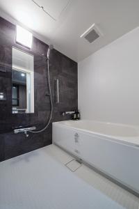 東京的住宿－HOTEL AMANEK Asakusa Ekimae，带淋浴、盥洗盆和浴缸的浴室