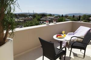 En balkon eller terrasse på Hotel Bellevue Trogir