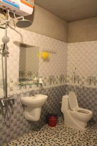 uma casa de banho com um WC e um lavatório em Sapa Orange Homestay em Sa Pa