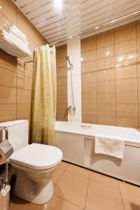uma casa de banho com um WC e uma banheira em Hotel 7 Dorog em Irkutsk