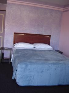 Säng eller sängar i ett rum på Bali Hai Motel