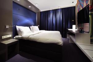 เตียงในห้องที่ Blue Mansion Hotel