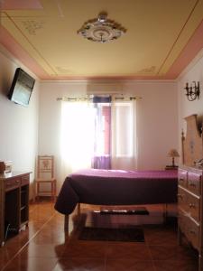 Katil atau katil-katil dalam bilik di "O Viajante" Low Cost Hotel +40 gambar
