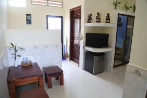 una sala de estar con un televisor y una mesa en Panhanita Apartment and Villa, en Siem Reap
