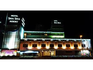 un edificio con un cartello sopra la notte di Hotel ShaSha Resort Suma a Kobe