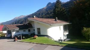 Vista generica sulle montagne o vista sulle montagne dall'interno dell'appartamento