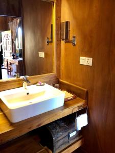 Ett badrum på Inle Cottage Boutique Hotel