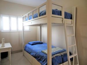 מיטה או מיטות קומותיים בחדר ב-Stella Maris Luxury Apartment
