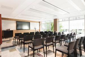 Sala de conferencias con sillas y pantalla de proyección en ProfilHotels Central, en Estocolmo