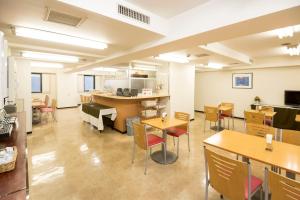 Hashimoto Park Hotel tesisinde bir restoran veya yemek mekanı