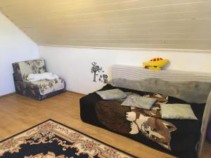 pokój z łóżkiem i krzesłem w obiekcie Lady Margit's Room w mieście Szombathely