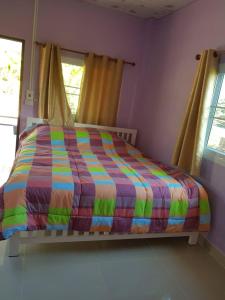 Ένα ή περισσότερα κρεβάτια σε δωμάτιο στο Nattamon Khao Kho Resort