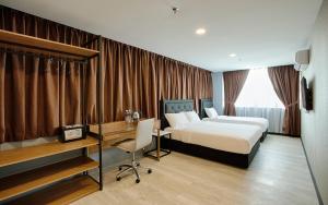 汝来MTREE Hotel Nilai - KLIA Airport的配有床和书桌的酒店房间