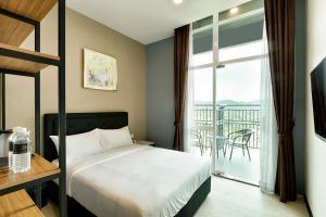 Un pat sau paturi într-o cameră la MTREE Hotel Nilai - KLIA Airport