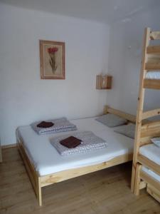 Ein Bett oder Betten in einem Zimmer der Unterkunft Apartman Ales