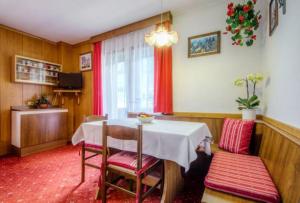 Posedenie v ubytovaní Apartments Fiordalisi
