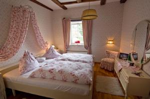 Säng eller sängar i ett rum på Ferienhof "Die Schenkenau"