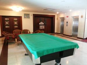 a pool table in the middle of a room at Pacific Orient Hotel ( 凯富大酒店 ) in Miri