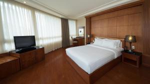 Postel nebo postele na pokoji v ubytování Nhat Ha L’Opera Hotel