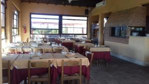 restauracja ze stołami i krzesłami w pokoju w obiekcie Il Casale Di Roma w mieście Prima Porta