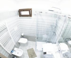 ein Bad mit einer Glasdusche und einem WC in der Unterkunft La Casetta Magliano De Marsi in Magliano deʼ Marsi