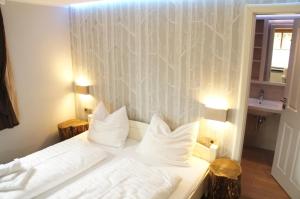 a hotel room with a bed and two lamps at Design Apartment Villa Anna Kitzbühel in Kitzbühel