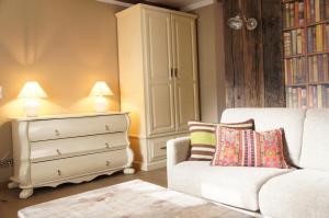 salon z białą kanapą i komodą w obiekcie Design Apartment Villa Anna Kitzbühel w mieście Kitzbühel