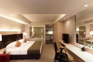 une chambre d'hôtel avec un grand lit et une télévision dans l'établissement Sora Resort & Suites Sukhumvit, à Bangkok 61 autres photos