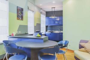 モスクワにあるGMApartments 4 rooms designer flatのキッチン(青いキャビネット、テーブル、椅子付)