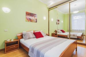 モスクワにあるGMApartments 4 rooms designer flatのベッドルーム(大型ベッド1台、鏡付)