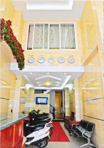 un vestíbulo con motocicletas estacionadas en una habitación en Hoang Thanh Thuy Hotel 1, en Ho Chi Minh