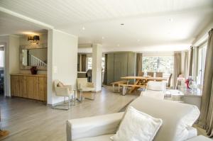 ein Wohnzimmer mit einer weißen Couch und einem Tisch in der Unterkunft Chalet D in Grindelwald