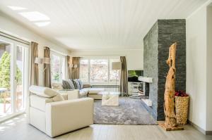Ein Sitzbereich in der Unterkunft Chalet D