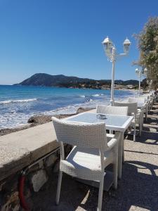 uma mesa e cadeiras sentadas ao lado da praia em les marines de Tamaris em La Seyne-sur-Mer