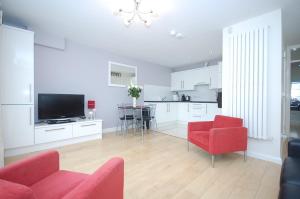 Dapur atau dapur kecil di Holywell Way Swords