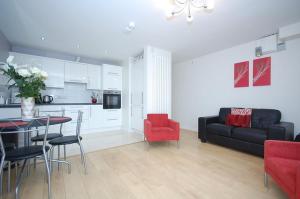 Dapur atau dapur kecil di Holywell Way Swords